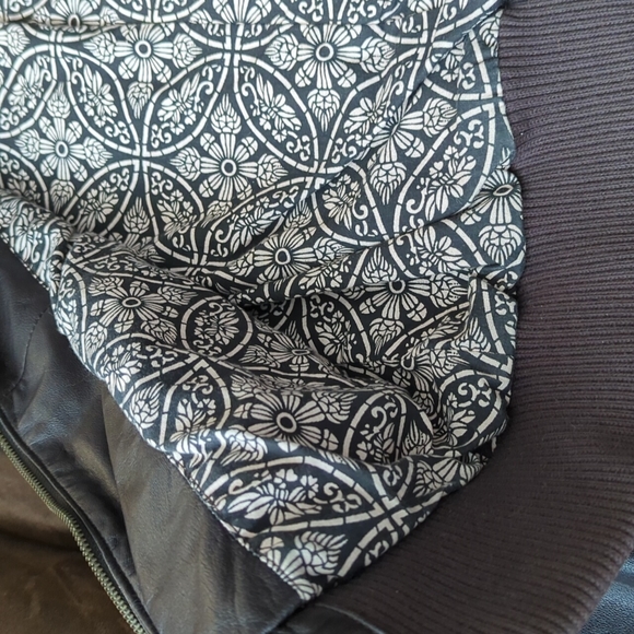 Danier 100% leather bomber jacket - Picture 6 of 11